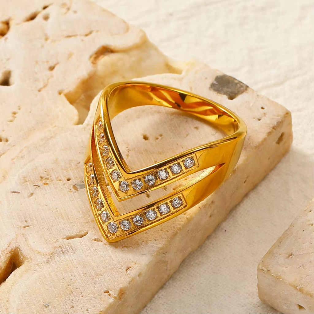 V Royale Ring