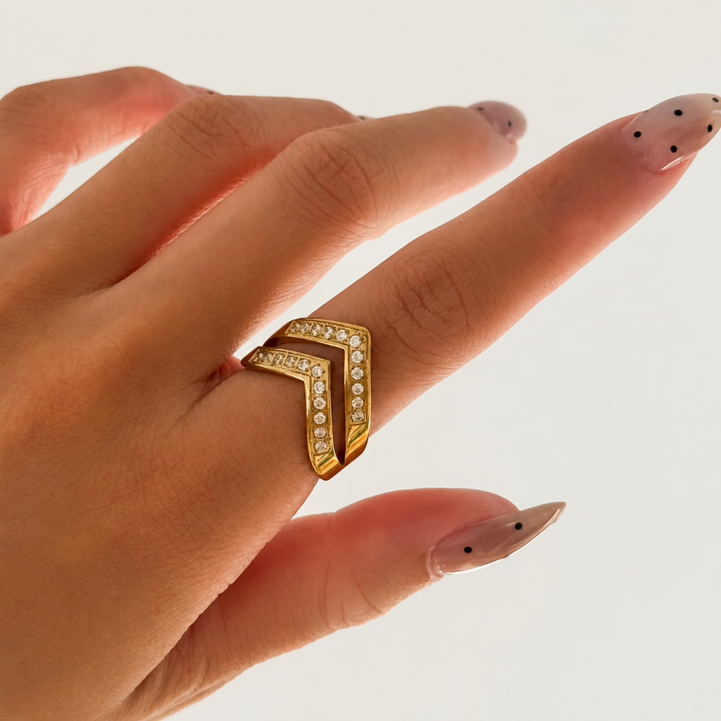 V Royale Ring