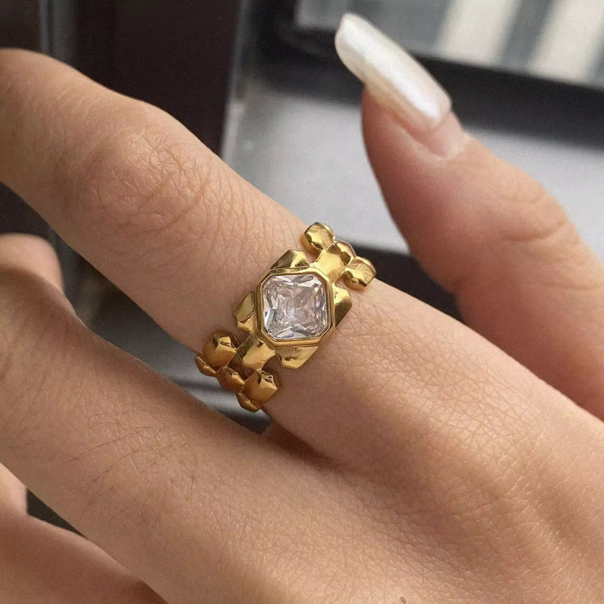 Regal link Stone Ring